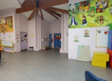 Les murs du hall du centre de loisirs rafraîchis