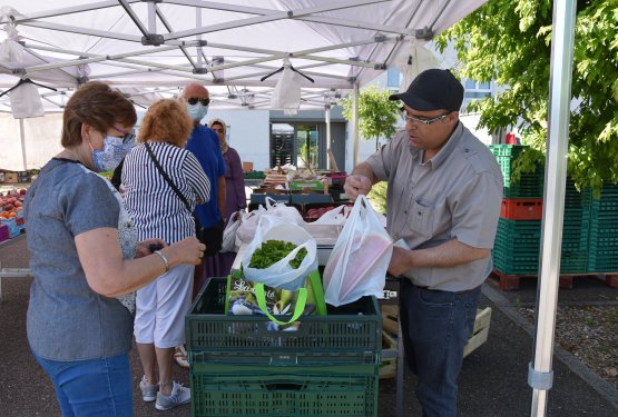 Marché municipal hebdomadaire aux Longues Rayes