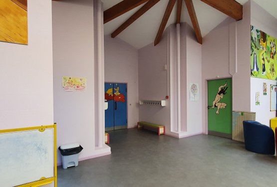 Les murs du hall du centre de loisirs rafraîchis