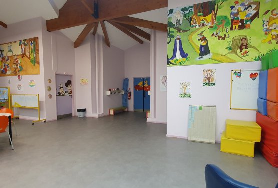 Les murs du hall du centre de loisirs rafraîchis