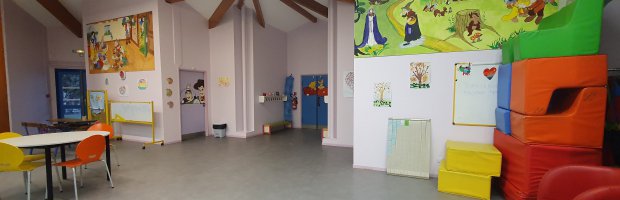 Les murs du hall du centre de loisirs rafraîchis